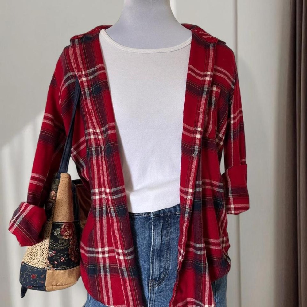Hollister Womens Red Navy White Plaid Flannel Button Down Shirt Small